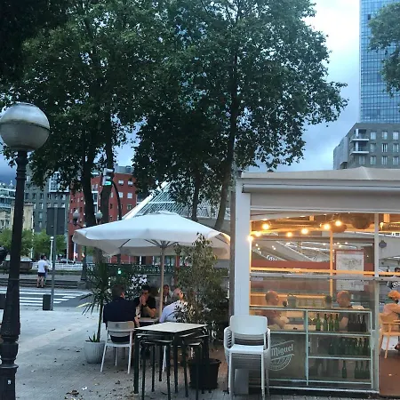 Апартаменти Frente Al Guggenheim. Urbanizacion De Lujo En El Centro Більбао