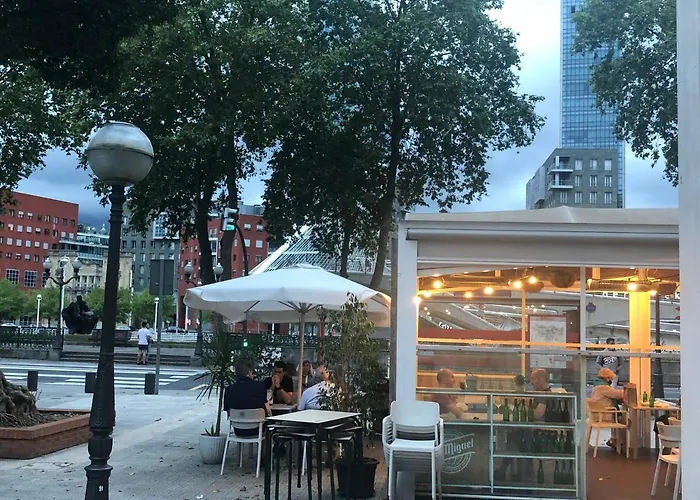 Апартаменти Frente Al Guggenheim. Urbanizacion De Lujo En El Centro Більбао